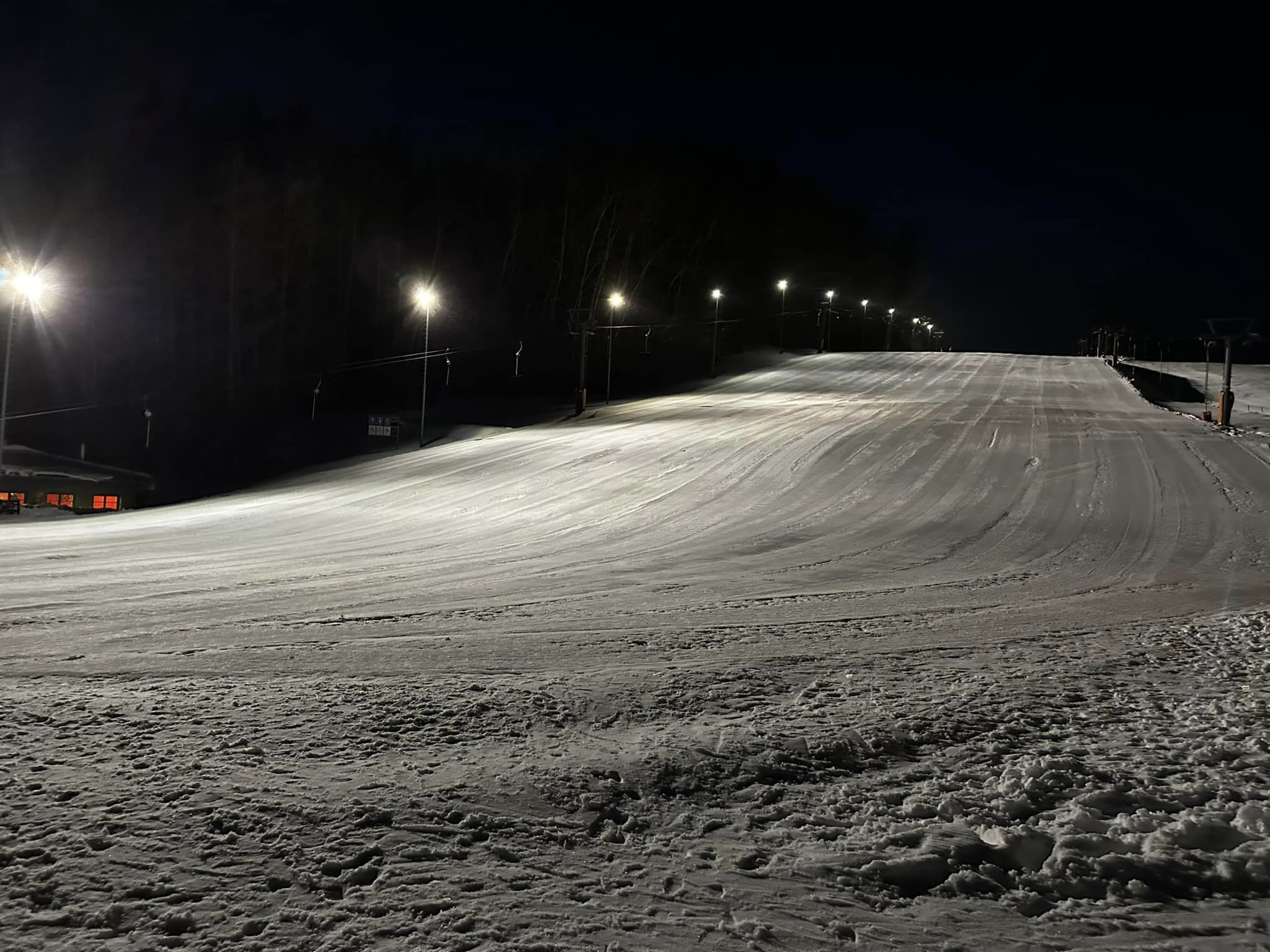 Skvělá zábava na upravené sjezdovce  po setmění